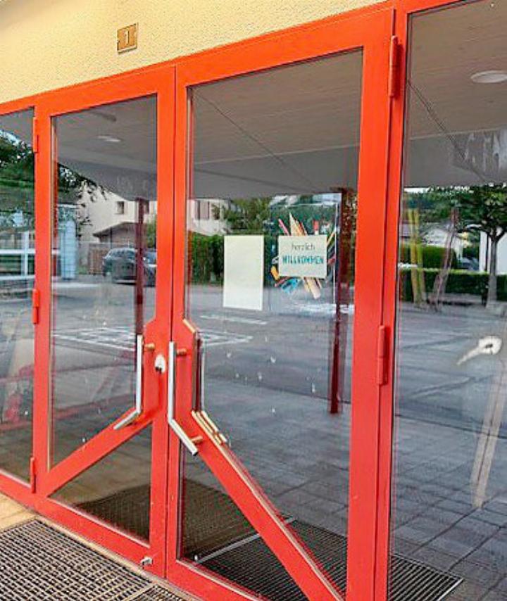 Die Türe des Schulhauses «rot» war Zielscheibe von Vandalen. Fotos: zVg