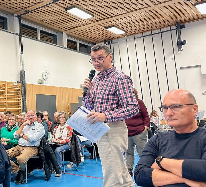 Stimmbürger Ruedi Schürmann hinterfragten die Photovoltaikanlagen auf dem Gemeinde- und Schulhaus. Andere Voten folgten. Foto: dg
