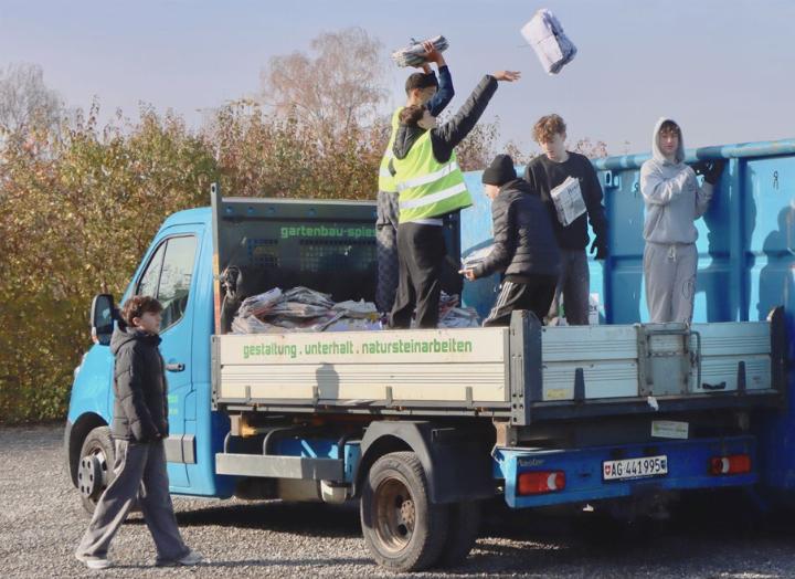 Es war das letzte Mal, dass Schülerinnen und Schüler bei der Altpapiersammlung halfen. Auch Bündel mit «Reussbote»-Exemplaren flogen durch die Luft.