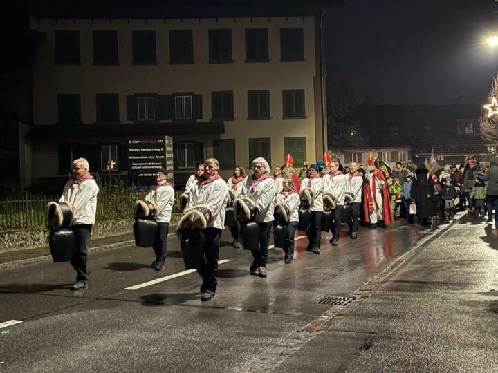 Bereits ab 17 Uhr zog der Samichlaus mit den Treichlern feierlich durchs Dorf. Foto: zVg