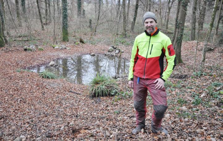 Forstwart-Vorarbeiter und Betriebsleiter-Stellvertreter Peter Huber vor dem Weiher im Stäglerhau. Foto: ml