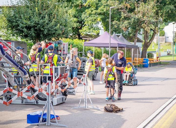 Gut gesichert konnten auch Personen mit Handicap die Fahrt im Korb der Autodrehleiter geniessen. Die Aussicht von oben war atemberaubend. Foto: zVg