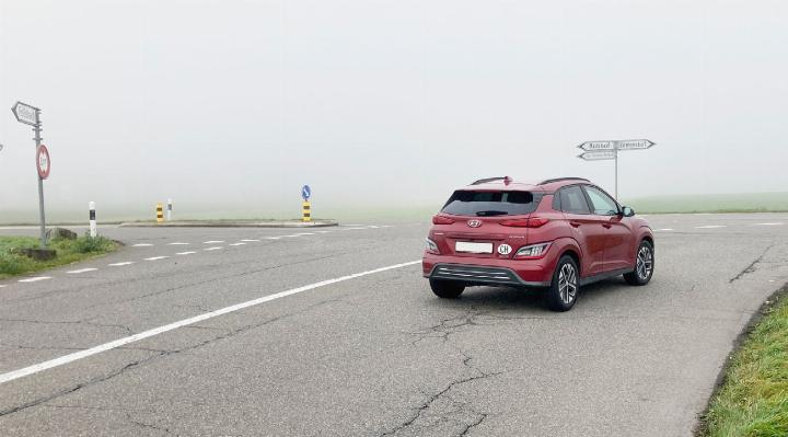 Dieser Autolenker muss bald warten. Am Knoten Rütihof/Fislisbach soll der Vortritt der abbiegenden Strasse von Fislisbach Richtung Sommerhalde aufgehoben werden. Künftig gilt der Vortritt Richtung Rütihof und Mellingen. Foto: ml