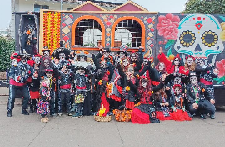 Seit August werkelten «D’Andalusier» an ihrem Wagen, der einen Tempel oder ein Mausoleum darstellt. Wagen und Kostüme sind so bunt wie das mexikanische Totenfest, bei dem es statt traurig fröhlich zu und her geht. Fotos: zVg/hhs