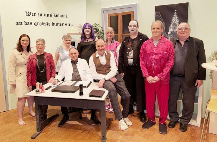 Die Theaterfreunde in ihrem Stück «Chaos bim Bestatter», 2025. Foto: zVg