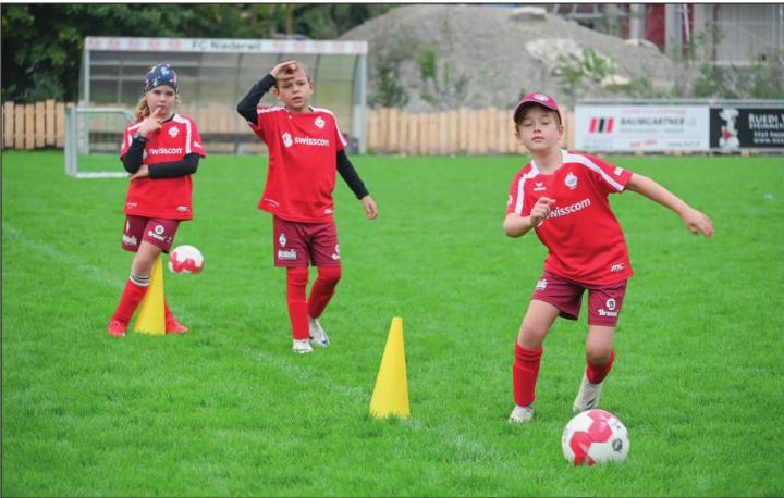 Volles Engagement, auch nach dem Zmittag: Fussballcamp in Niederwil. Foto: sl