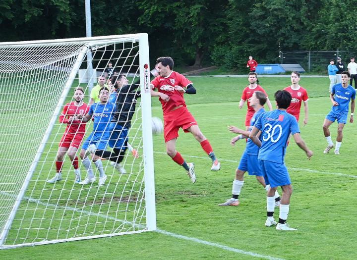 Der Niederwiler Anschlusstreffer nach einer Zwei-Tore-Führung von Fislisbach in der 25. Minute: Livio Rey lanciert Andreas Habegger, der köpft ein. Foto: sl