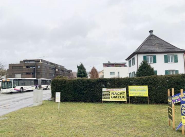 Die Raiffeisenbank in Mellingen (l.) konnte Land neben dem Migros-Kreisel erwerben (r.). Foto: mbe
