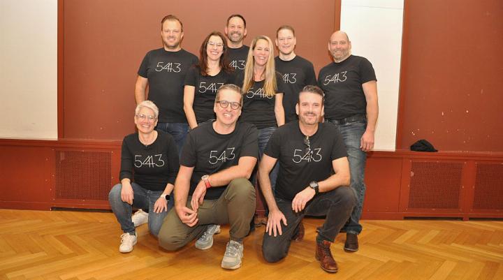 Gut gelauntes OK: Jasmin Haslimeier (Finanzen), Daniel Beyeler (Co-Vizepräsident, Marketing/Kommunikation), Thomas Haller (Co-Vizepräsident, Sponsoring, vorn von links) Hintere Reihe von links: Fabian Zimmermann (Gastronomie), Manuela Zimmermann (Administration), Martin Buchs (Infrastruktur und Bau), Nadine Wiederkehr (Programm), Gemeinde-Vizeammann Justin Vogler (OK-Präsident) und Die Mitte-Grossrat Michael Notter (Sicherheit und Verkehr). Foto: ml