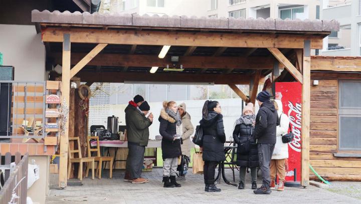 Das «Casamici» an der Badenerstrasse lud am Samstag zu Punsch, Glühwein, Kuchen, Guetzli, Kaffee und Edlem aus Italien ein. Fotos: isp