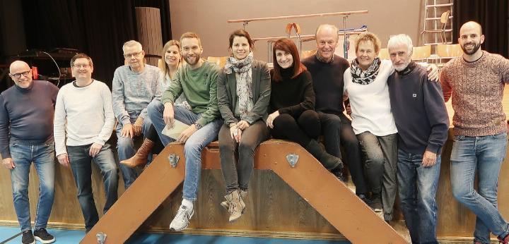 Die Theatergruppe Stetten am Probeabend, den der echte «Reussbote» besuchte: Werner Humbel, Daniel Rohrer, Herbert Fischer, Cindy Bonine, Raphael Richenbach, Claudia Hobi, Nicole Höhener, Rolf Sturzenegger, Thesy Vogler, Albert With und Fabian Scheuss (v. l.). Es fehlten Laura Koch und Pädi Humbel. Fotos: mbe