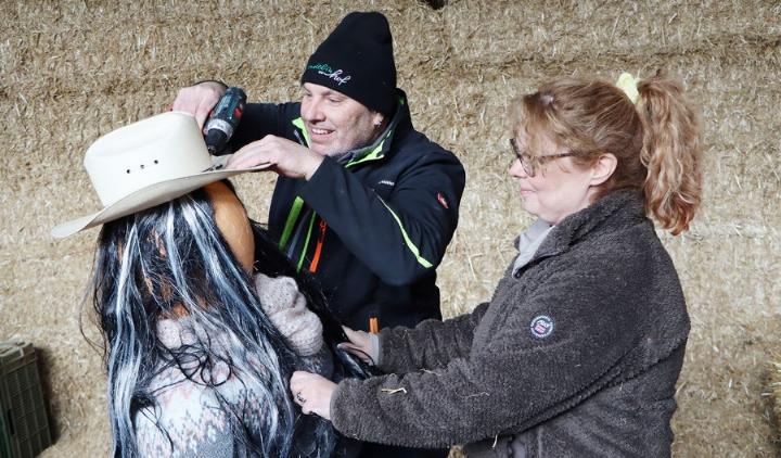 Model Pocahontas entstand durch Gemeinderat Lukas Vock und Frau Vizeammann Martina Balmer. Der Cowboy-Hut wurde angeschraubt. Fotos: dg