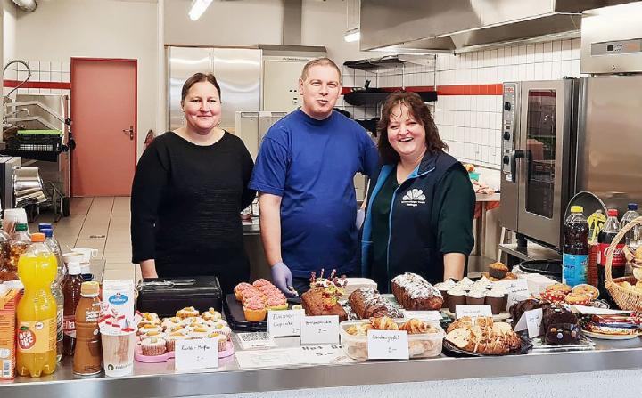 Die fleissigen Helferinnen und Helfer in der Kaffeestube: Sabrina Specchio, Pius Meier und Tanja Bachmann (v. l.) Fotos: zVg