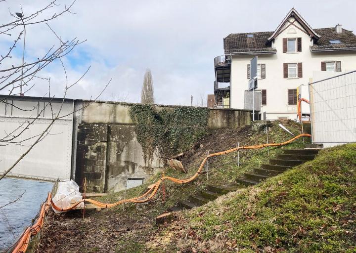 Das Widerlager der Reussbrücke beim Zentralplatz. Hier wird ein fixer Kran aufgestellt oder mobile Geräte kommen zum Einsatz. Fünf Bäume auf dem Privat grundstück wurden bereits gefällt, um Platz zu schaffen. Foto: mbe