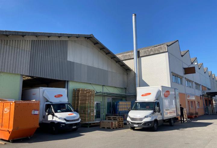 Der Hausrat einer achtköpfigen Familie ist seit vier Jahren bei Häfeli Logistik und Transporte in Mellingen eingelagert. Besichtigen kann man ihn nicht. Am 2. Mai findet in der Halle die öffentliche Versteigerung statt. Fotos: mbe