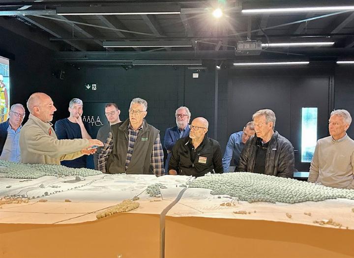 Heinz Sager (l.) zeigt anhand eines Modells, wie das Tiefenlager in Stadel aussieht. Eine Million Jahre soll der Atommüll dort verbleiben. Foto: dg Heinz Sager (l.) zeigt anhand eines Modells, wie das Tiefenlager in Stadel aussieht. Eine Million Jahre soll der Atommüll dort verbleiben. Foto: dg
