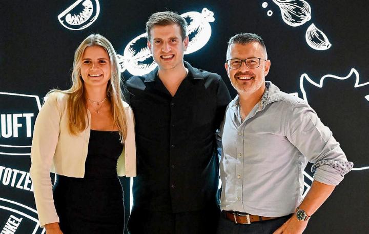 Marco Zyka (Mitte) freut sich mit seiner Partnerin und Marcel Wüest von der Chämi Metzg über die erfolgreich bestandene Meisterprüfung. Foto: zVg