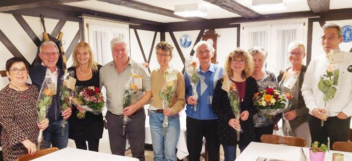 Die Jubilaren (v. l.): Marlis Töngi, Fredy Stenz, Brigitte Koch, René Huber, Irene Strebel, Turi Abt, Cornelia Ernst, Ur sula Zoller, Trille Merkle und Jörg Gehrig (Gaby Baumann fehlt). Foto: zVg