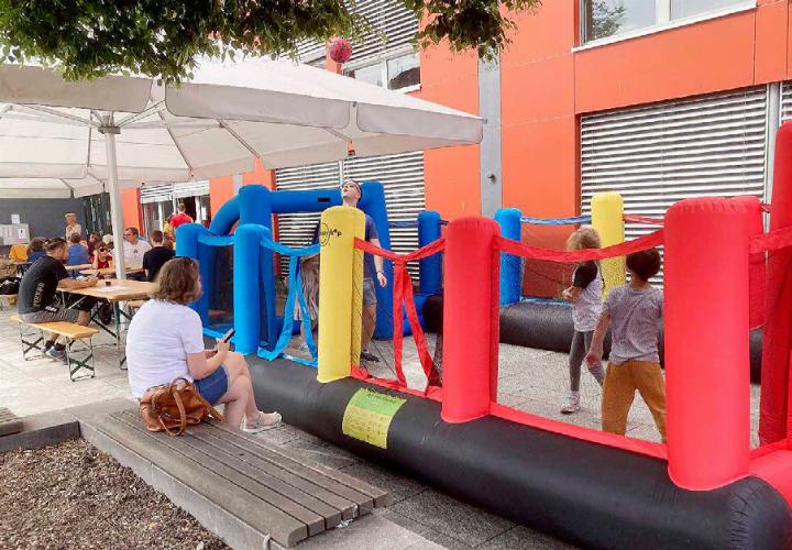 Der Mini-Fussballplatz für Kinder am Märtkafi. Foto: zVg