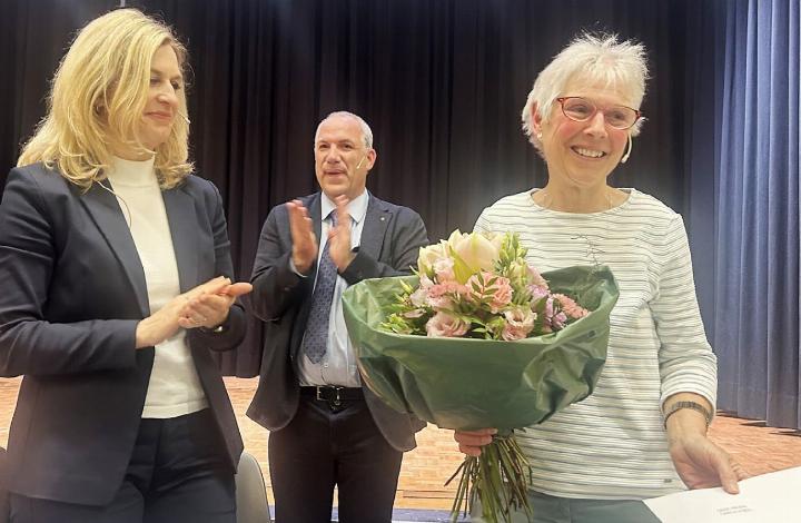 Monika Locher (r.) wird verabschiedet – neben ihr Severine Jegge und Ammann Thomas Heimgartner. Foto: hhs