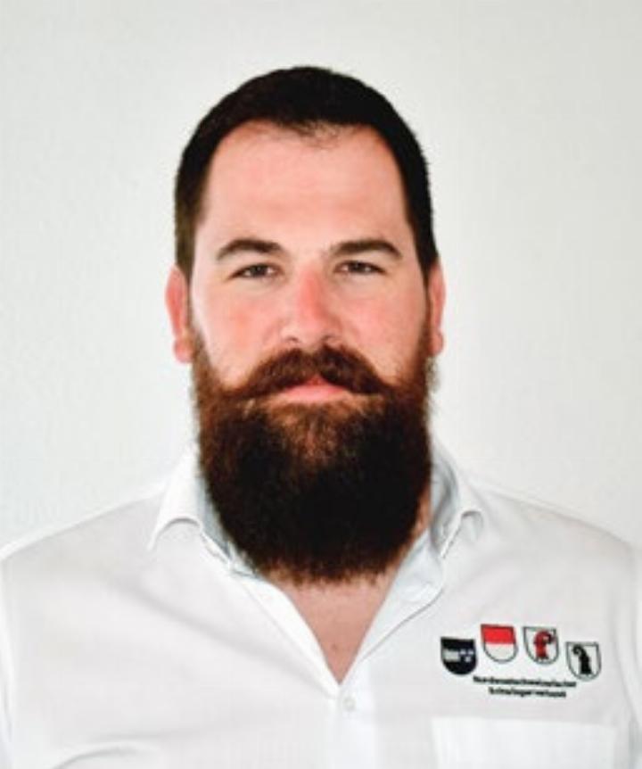 Roman Wyler ist im Sennhof aufgewachsen und lebt mit seiner Familie in Remetschwil. Der eidg. dipl. Bauleiter Tiefbau engagiert sich in seiner Freizeit als Gemeinderat in Remetschwil und als Kampfrichterverantwortlicher im Schwingsport.