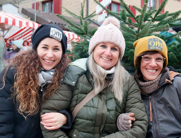 Sie organisieren den zweiten Weihnachtsmarkt auf dem Bauernhof Guggerhof: Madlen Gerber, Claudia Lindt und Marina Kern (v. l.). Foto: isp/Archiv