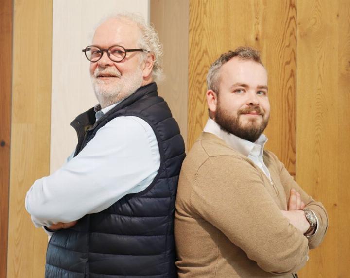 Markus Biland (links) ist stolz, dass sein Sohn Marius (rechts) die Geschäftsführung übernimmt. Foto: isp