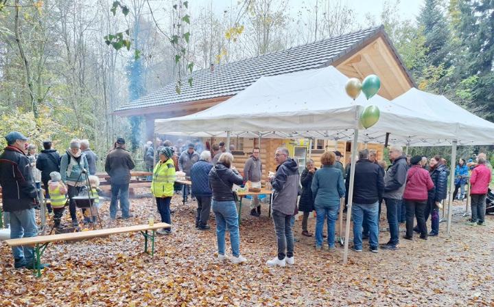 Gelungene Einweihungsfeier: Das nasskalte Wetter hielt die Interessierten nicht vom Besuch der neuen Waldhütte ab. Foto: zVg