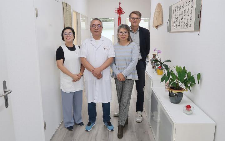 Praxisassistentin Lu Wang, der Arzt Dr. Pagpa Risatsang, die Geschäftsführerin und Gründerin der Praxis, MeiQi Chen und ihr Lebenspartner Heiko Knothe (v. l.). Die Praxisräume sind hell und freundlich eingerichtet. Fotos: mbe