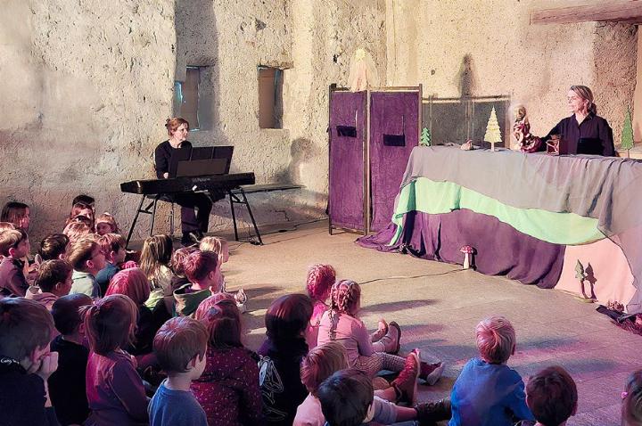 Puppenspielerin Iris Selby (r.) zog das junge Publikum in den Bann. Foto: zVg