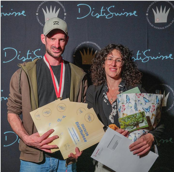 Luis Humbel und Gloria Humbel von der Spezialitätenbrennerei Humbel freuen sich über zahlreiche Kategoriensiege ihrer Produkte. Foto: zVg