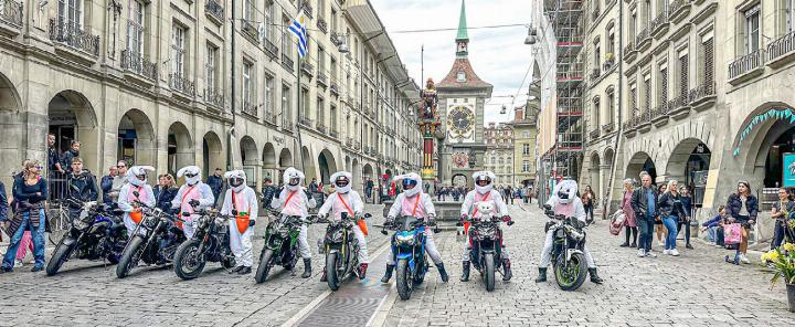 Die Rabbit Gang ist ehrenamtlich unterwegs. Auf dem Foto posierten sie vor der Zytglogge. Fotos: zVg