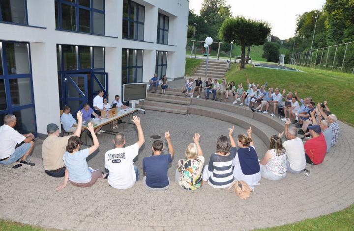 Fast wie im alten Rom: Im Halbrund vor der Mehrzweckhalle versammelten sich die Stimmbürgerinnen und Stimm bürger bei sommerlichem Wetter zur Gmeind. Bei den Abstimmungen herrschte in allen Punkten Einigkeit. Fotos: ml