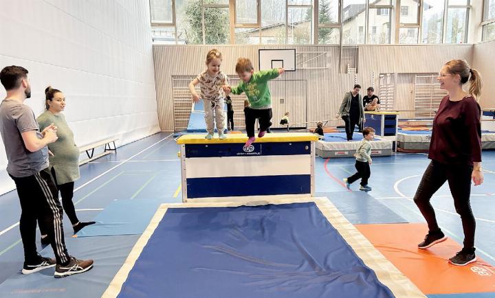 Spass in der «offenen Turnhalle»: Schwedenkasten erklimmen und Hand in Hand auf die Matte hüpfen. Fotos: hhs