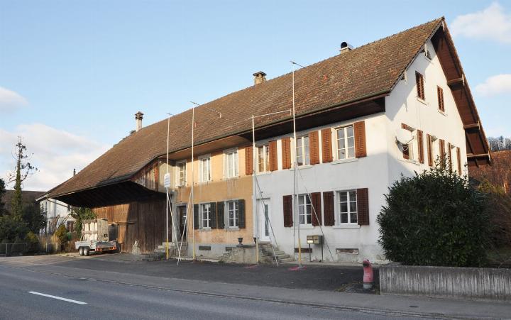 Das Doppelbauernhaus, das nach dem Dorfbrand 1866 gebaut wurde, ist im Bauinventar der kantonalen Denkmal pflege geführt und bleibt äusserlich erhalten. Innen soll es jedoch entkernt und neu aufgeteilt werden. Foto: ml