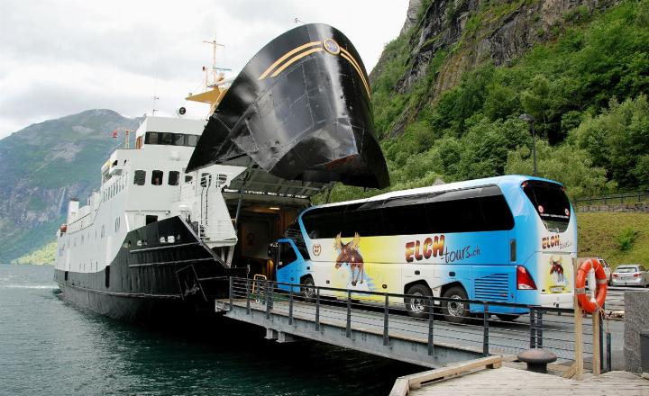 Die Fähre Geiranger in Hellesylt verschluckte in Norwegen buchstäblich den «Elch» in ihrem Schiffsmagen.