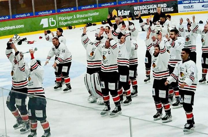 Das Team bedankt sich nach Spielende bei den im Car mitgereisten Fans.