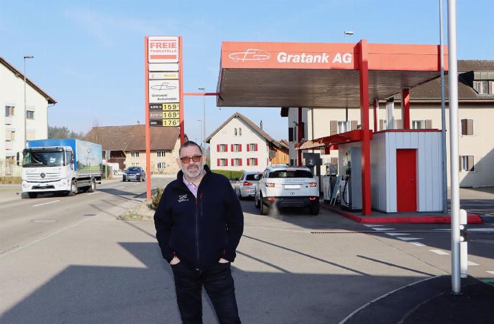 Adrian Gratwohl vor der Tankstelle in Nesselnbach. Hier standen am Montag viele Autos Schlange. Foto: dg