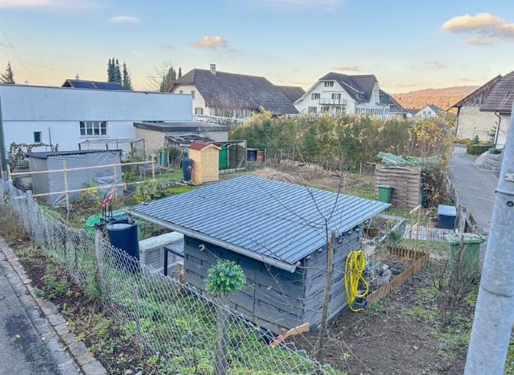 Hier könnte ein «Feuerwehrspielplatz» entstehen mit Wasserpumpe, Feuerwehrwippe, Robinienmikado, Sandkasten und Schaukel. Der Gemeinderat beantragt dafür einen Kredit von 150 000 Franken. Foto: hhs