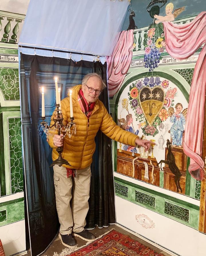 Hubert Spörri zeigt ein von ihm gemaltes Tafelbild. Foto: mbe