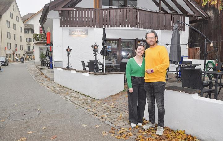 Saeid Habibollahrezaei und seine Frau Parishad führen seit Kurzem das Restaurant «Vivio» in der Kleinen Kirchgasse. Im Frühjahr und Sommer planen sie auf der Terrasse spezielle Events mit Musik und Programm. Foto: ml Saeid Habibollahrezaei und seine Frau Parishad führen seit Kurzem das Restaurant «Vivio» in der Kleinen Kirchgasse. Im Frühjahr und Sommer planen sie auf der Terrasse spezielle Events mit Musik und Programm. Foto: ml