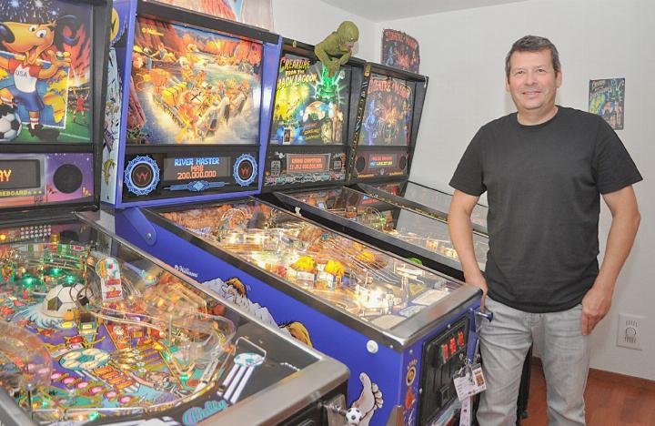 Marco Cathomen ist immer auf der Jagd nach Flipperautomaten, vorwiegend aus seiner Jugend, den 1980er- und 1990er-Jahren. Das Lieblingsstück seiner Sammlung ist «Theatre of Magic» von 1995. Fotos: ml