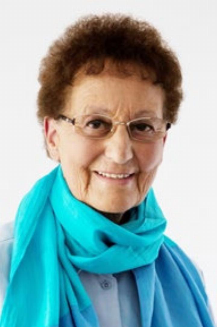 Edith Nielsen wuchs auf am Zürichsee, arbeitete im Buchhandel in Neuchâtel, London, Zürich und Davos, ferner als Sekretärin von Zirkus Knie, bei BBC und Sterk-Kinos, und war tätig für Terre des Hommes und Helvetas. Sie wohnt beim Hexenturm in Mellingen.