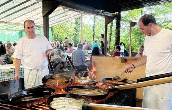 Die Männerturner Christian Horlacher (l.) und Samuel Ruf beim Braten der Forellen auf dem Feuer. Fotos: isp