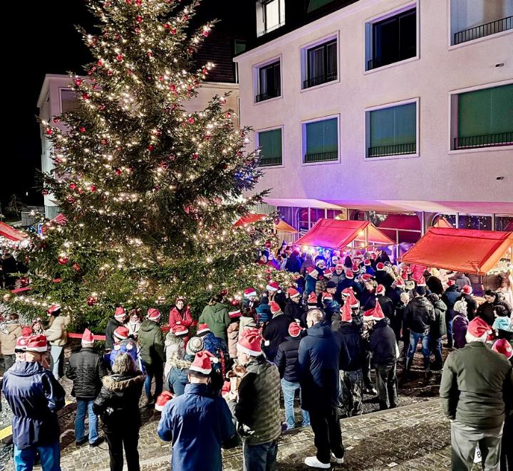 Die Stetter und Stetterinnen kamen zahlreich, mit Mützen und Hirschgeweih-Haarreifen, auf den Dorfplatz, wo die Baumbeleuchtung eingeschaltet wurde.
