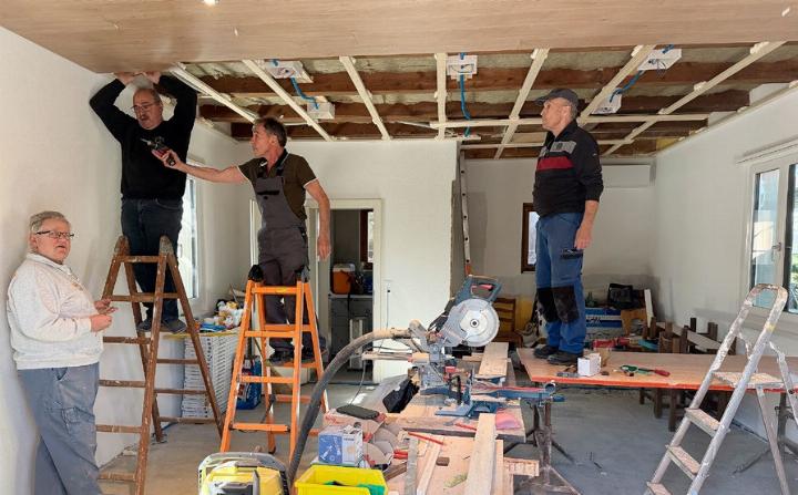 Während der Renovationsarbeiten im Casino Nesselnbach fleissig am Werk: Thomi Moor, Rolf Seiler, René Seiler, Kurt Seiler (v. l.). Foto: zVg