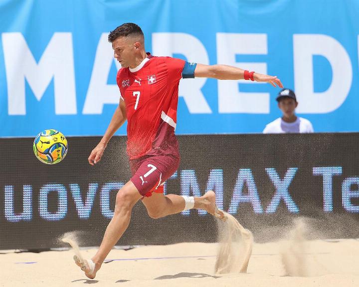 Der Tägliger Sandro Spaccarotella ist als Captain der Schweizer Beachsoccer-Nati im Einsatz. Foto: zVg