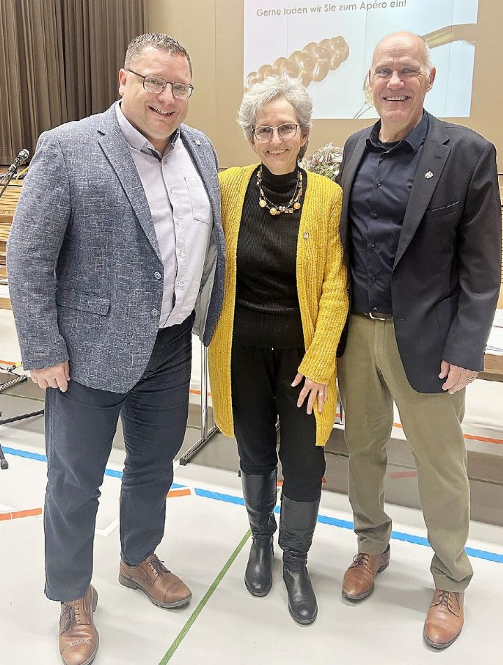 Daniel Pietsch (l.) scheidet nach acht Jahren aus dem Gemeinderat, Niederwils Frau Vizeammann Cornelia Stutz nach zwölf Jahren. Gemeindeammann Norbert Ender (r.) dankte den Kollegen für ihr grosses Engagement. Foto: hhs
