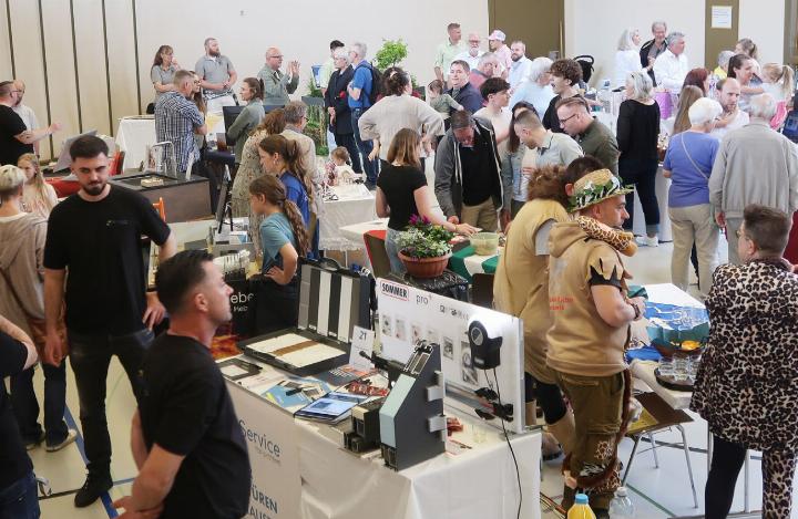 Die Tischmesse in der Turnhalle verzeichnete schon bei der Eröffnung am Samstagmorgen einen grossen Andrang. Knapp 30 Aussteller präsentierten dem Publikum ihre Produkte und Dienstleistungen aus der Region. Fotos: mbe