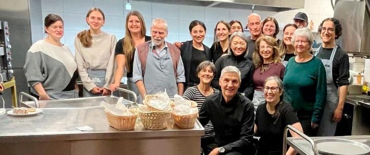 Im Einsatz für Risottostube: Helferinnen und Helfer von Küche und Service im katholischen Vereinshaus. Foto: zVg